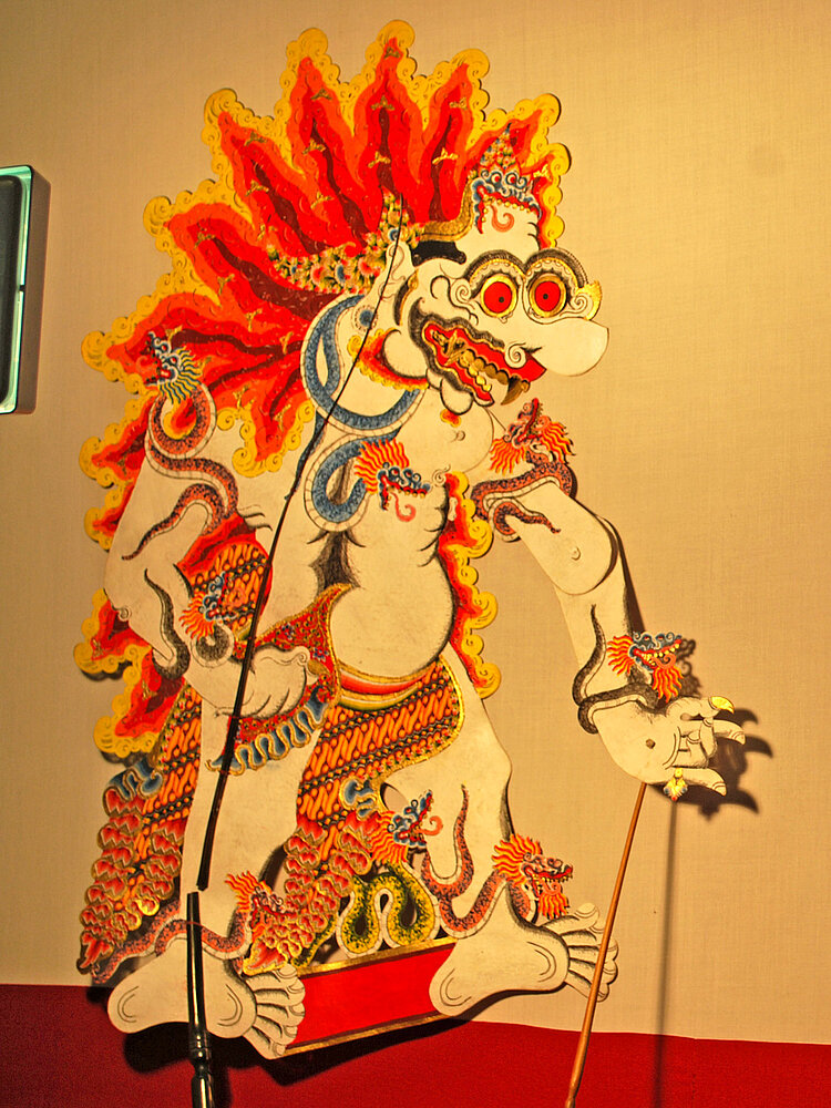 Erzieher entdecken indonesisches Wayang-Kulit-Schattenspiel