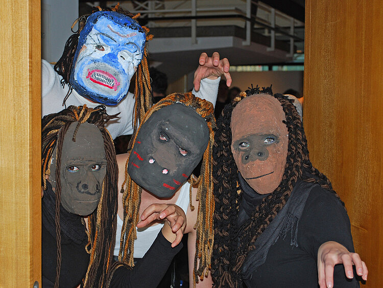 Erzieher entdecken indonesisches Wayang-Kulit-Schattenspiel