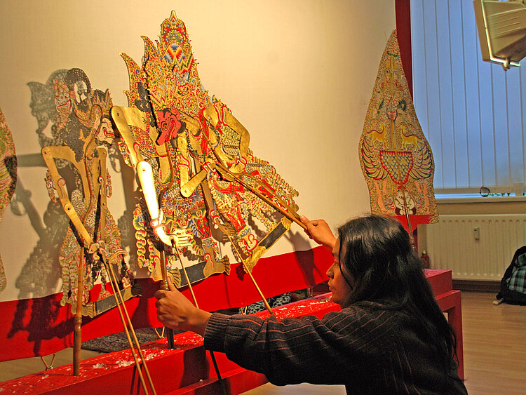 Erzieher entdecken indonesisches Wayang-Kulit-Schattenspiel