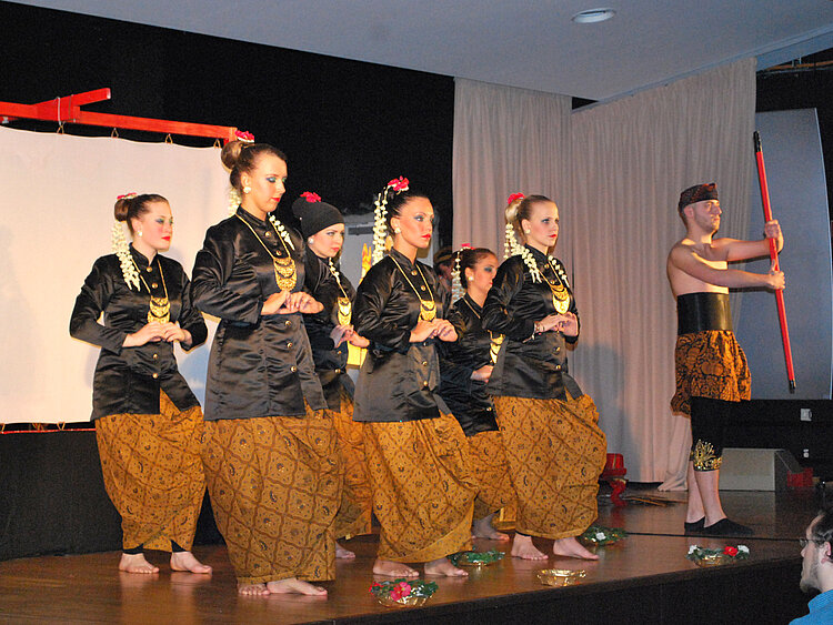 Erzieher entdecken indonesisches Wayang-Kulit-Schattenspiel