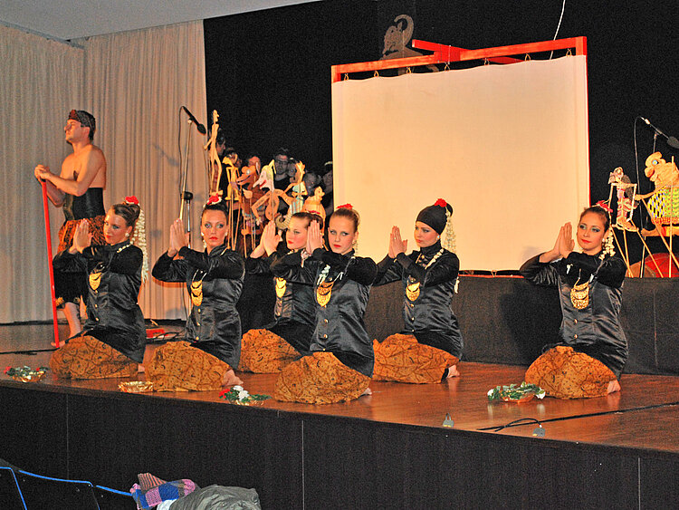 Erzieher entdecken indonesisches Wayang-Kulit-Schattenspiel