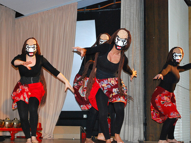 Erzieher entdecken indonesisches Wayang-Kulit-Schattenspiel