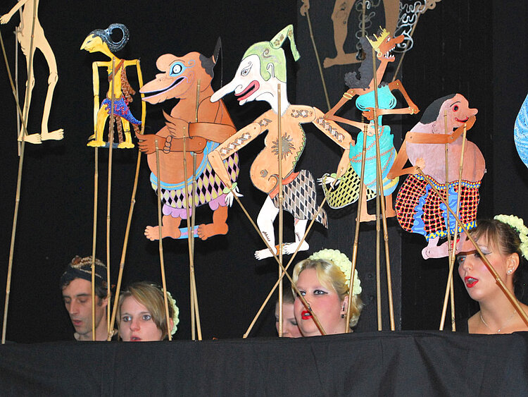 Erzieher entdecken indonesisches Wayang-Kulit-Schattenspiel
