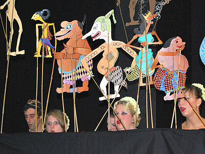 Erzieher entdecken indonesisches Wayang-Kulit-Schattenspiel